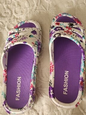Fashion Floral Slip-On Sandals in Purple